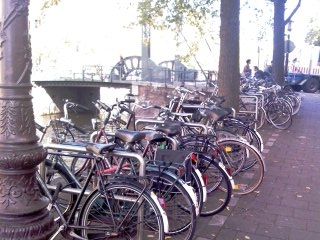 Un estacionamiento de bicicletas